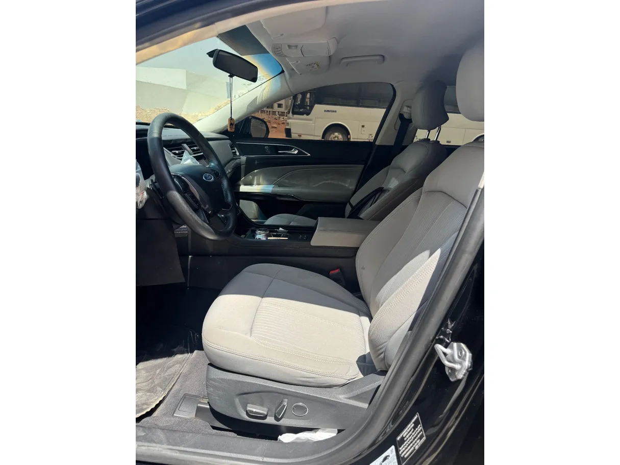 Car image 11