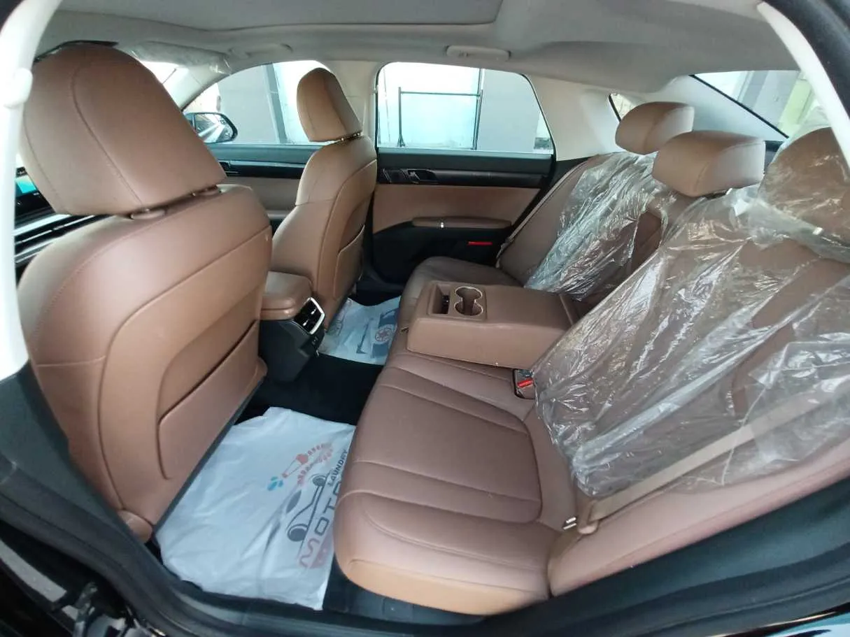 Car image 12