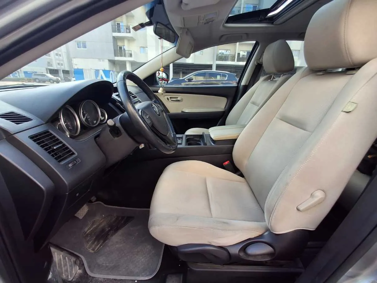 Car image 12