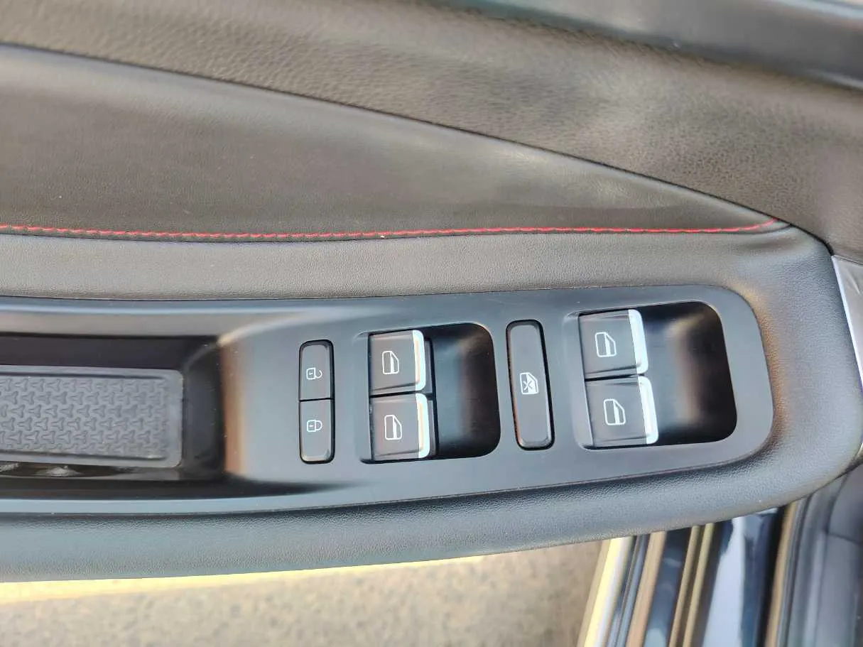 Car image 32