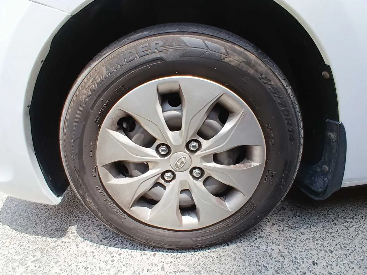 Car image 9