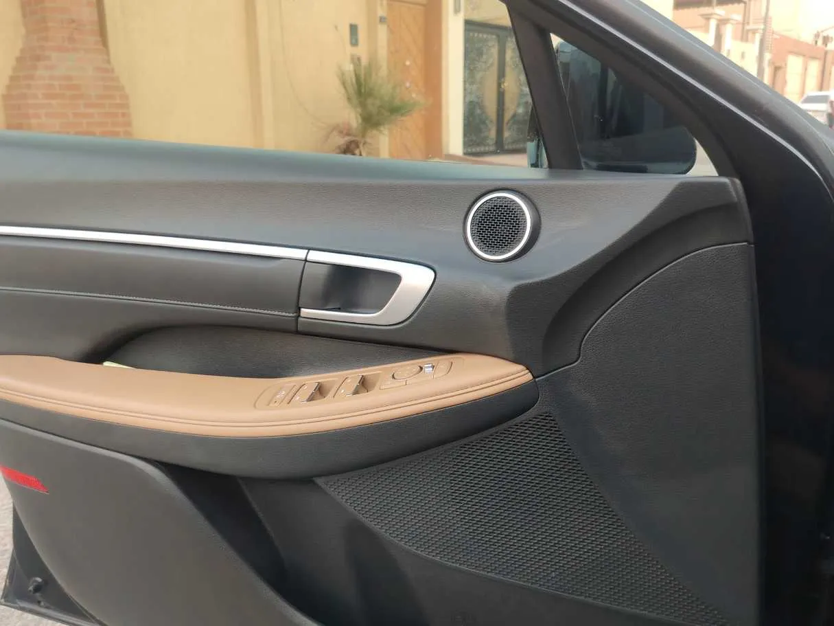 Car image 23