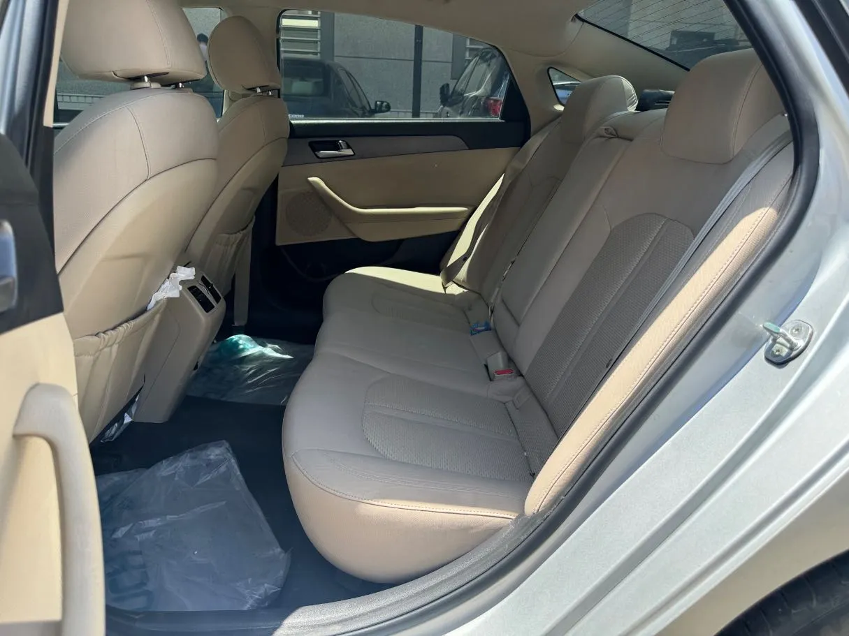 Car image 14