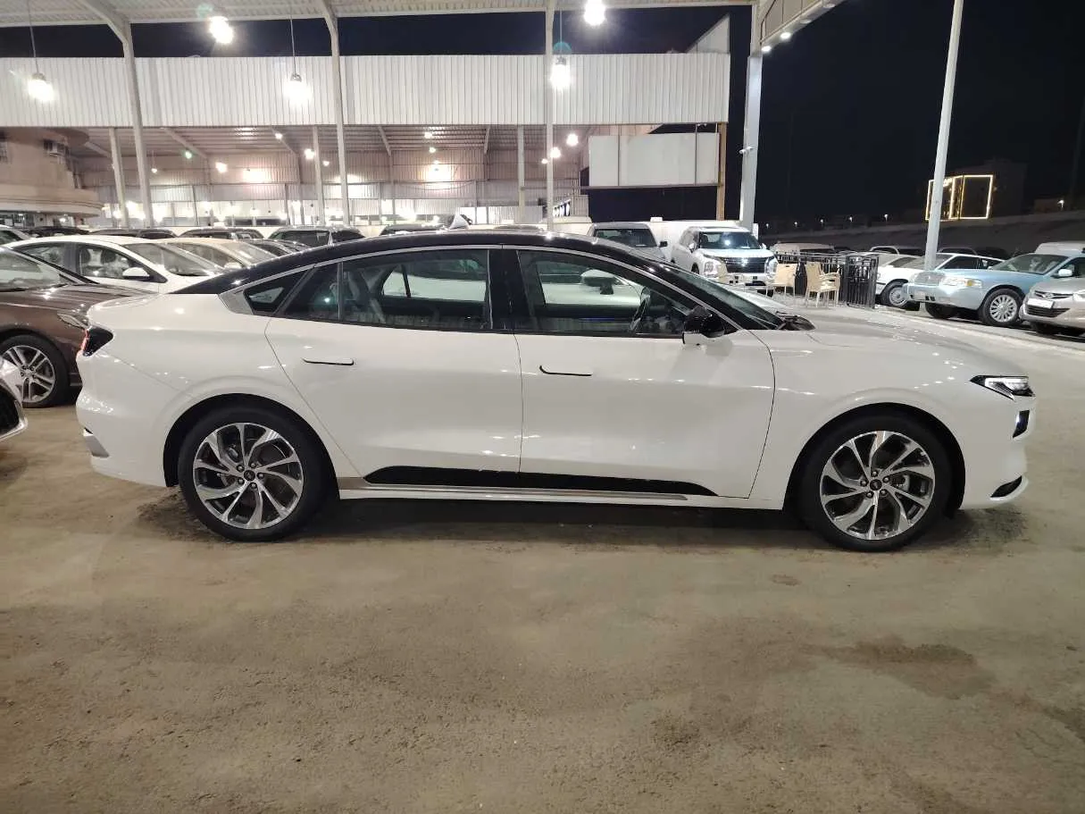 Car image 4