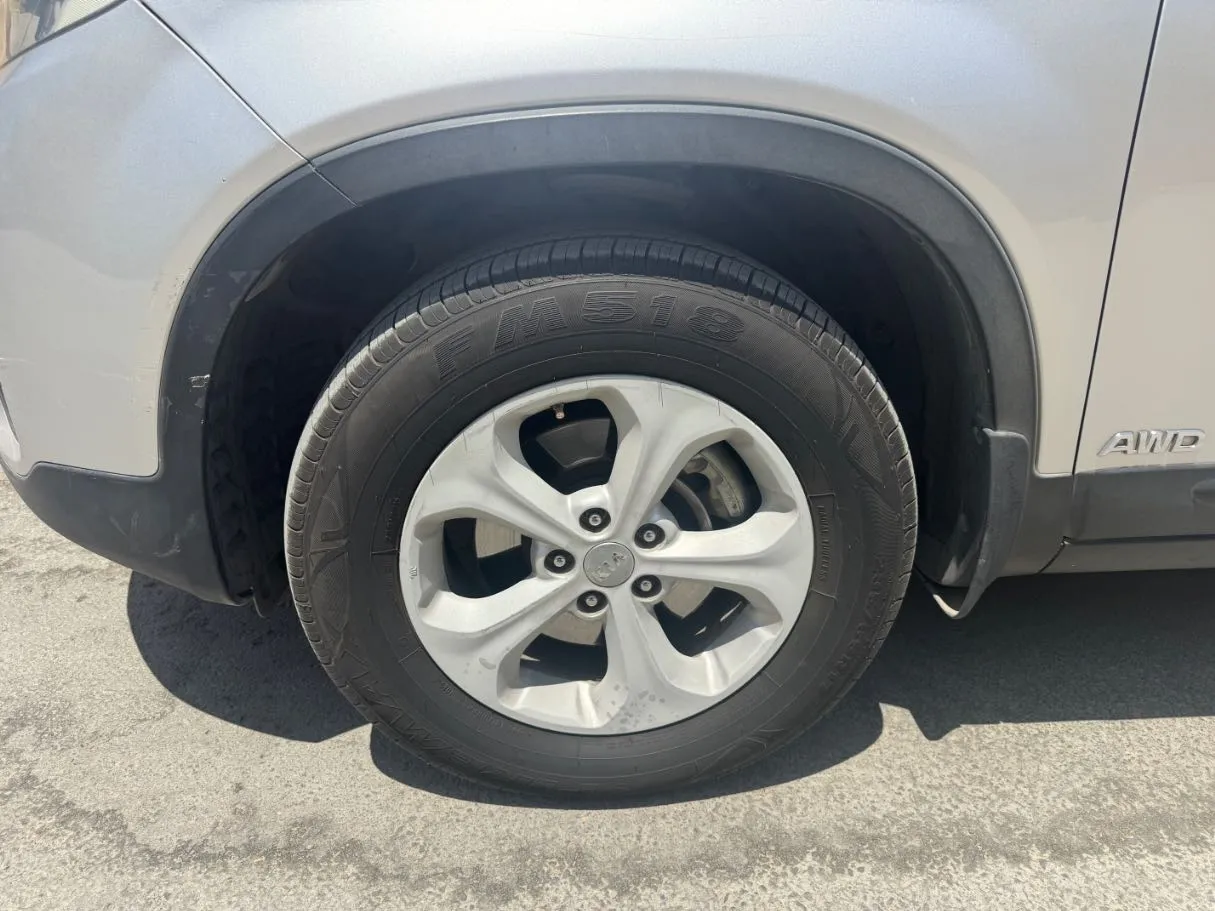 Car image 9