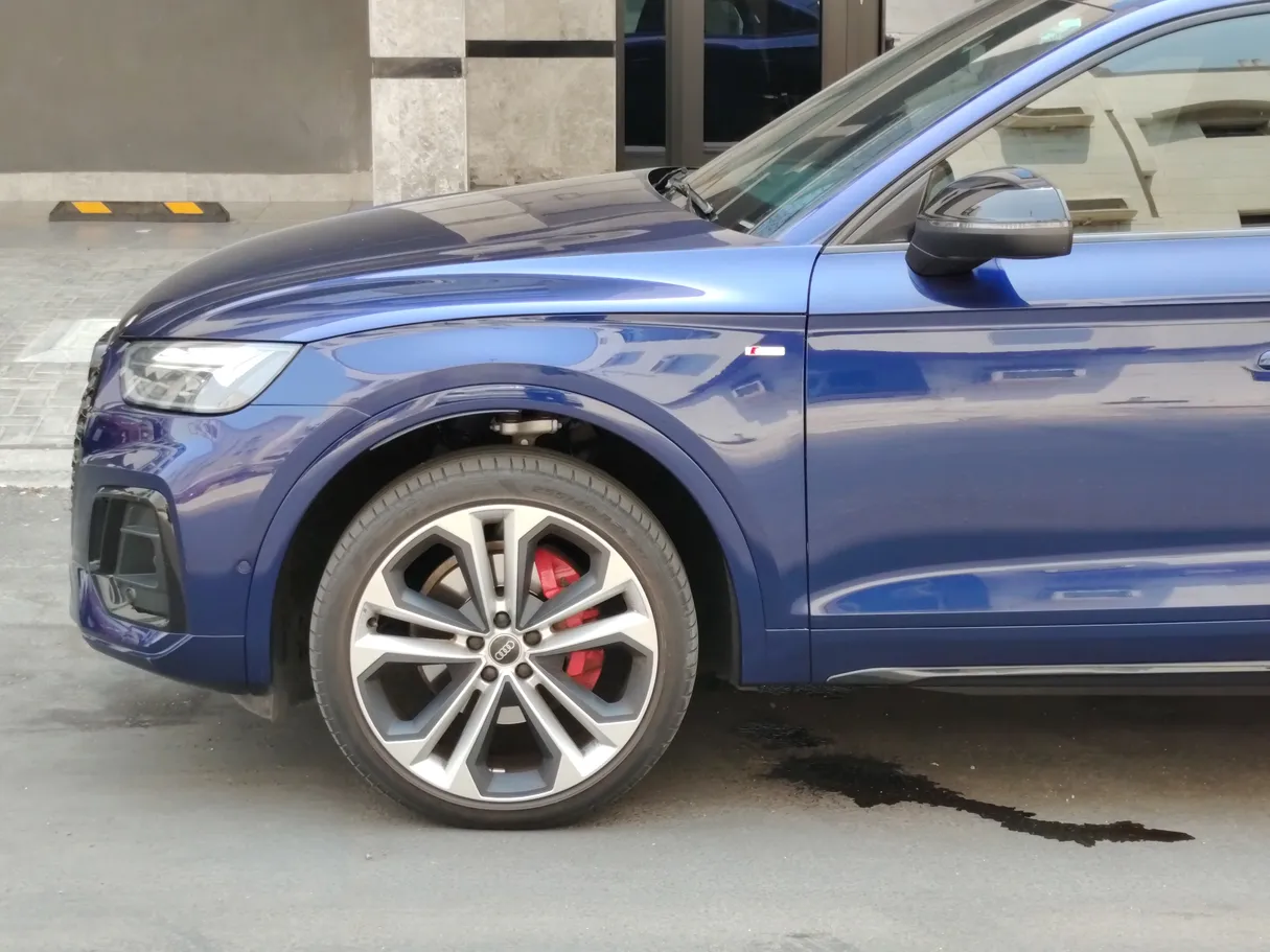 Car image 9