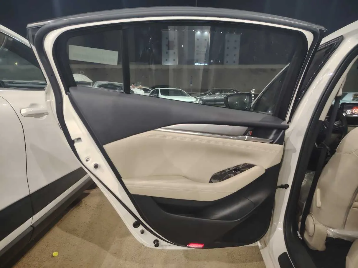 Car image 16