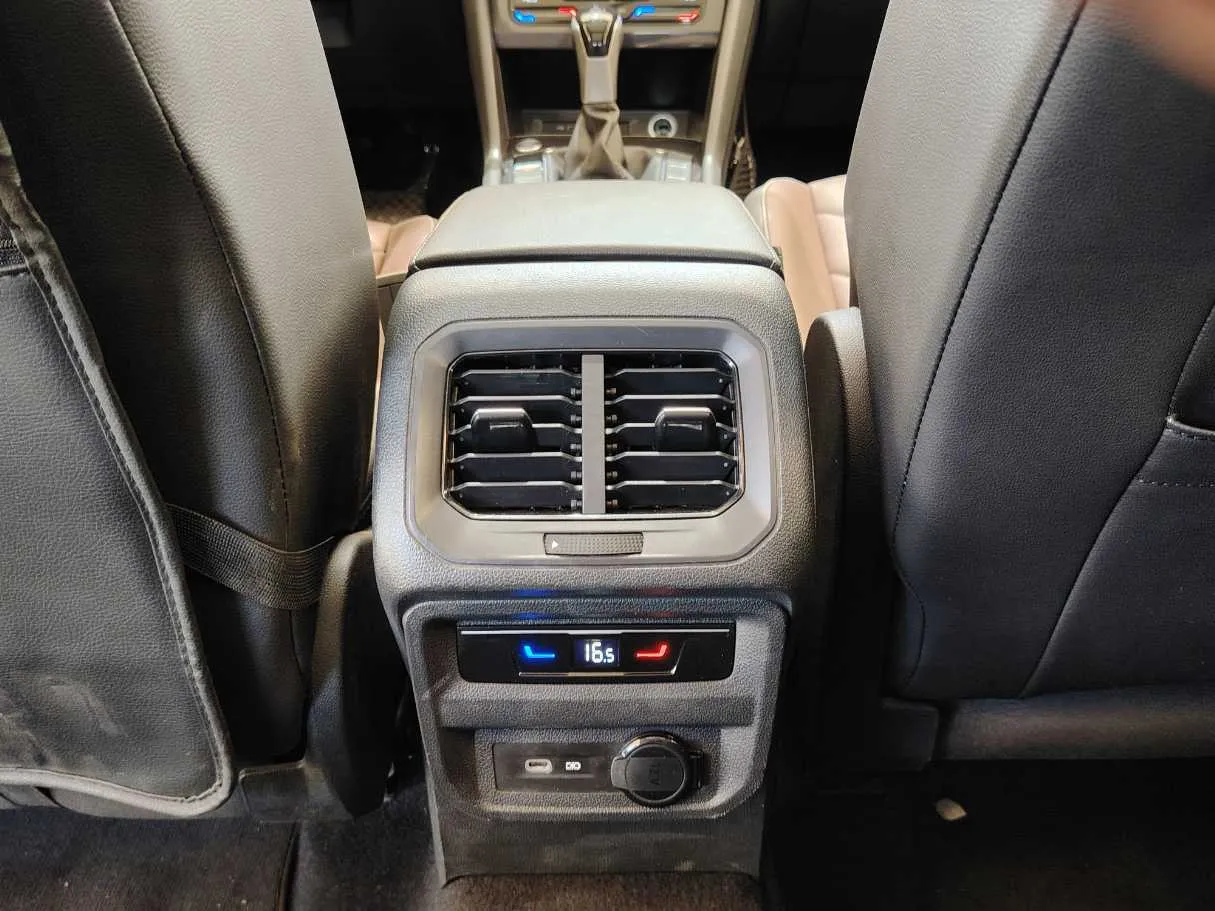 Car image 32