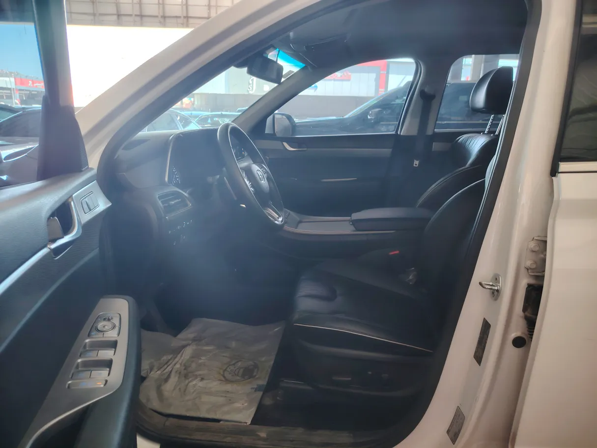 Car image 11