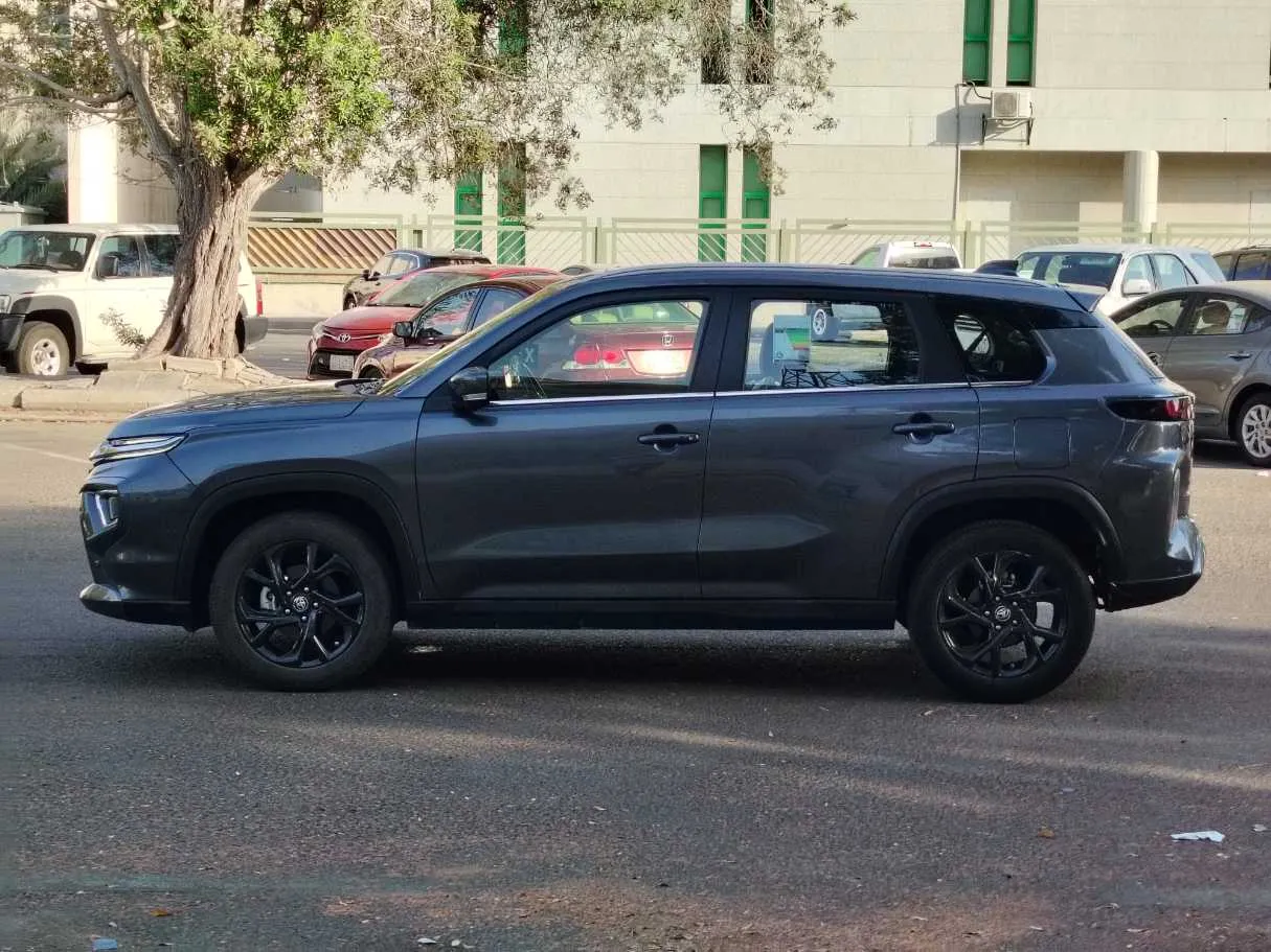 Car image 9