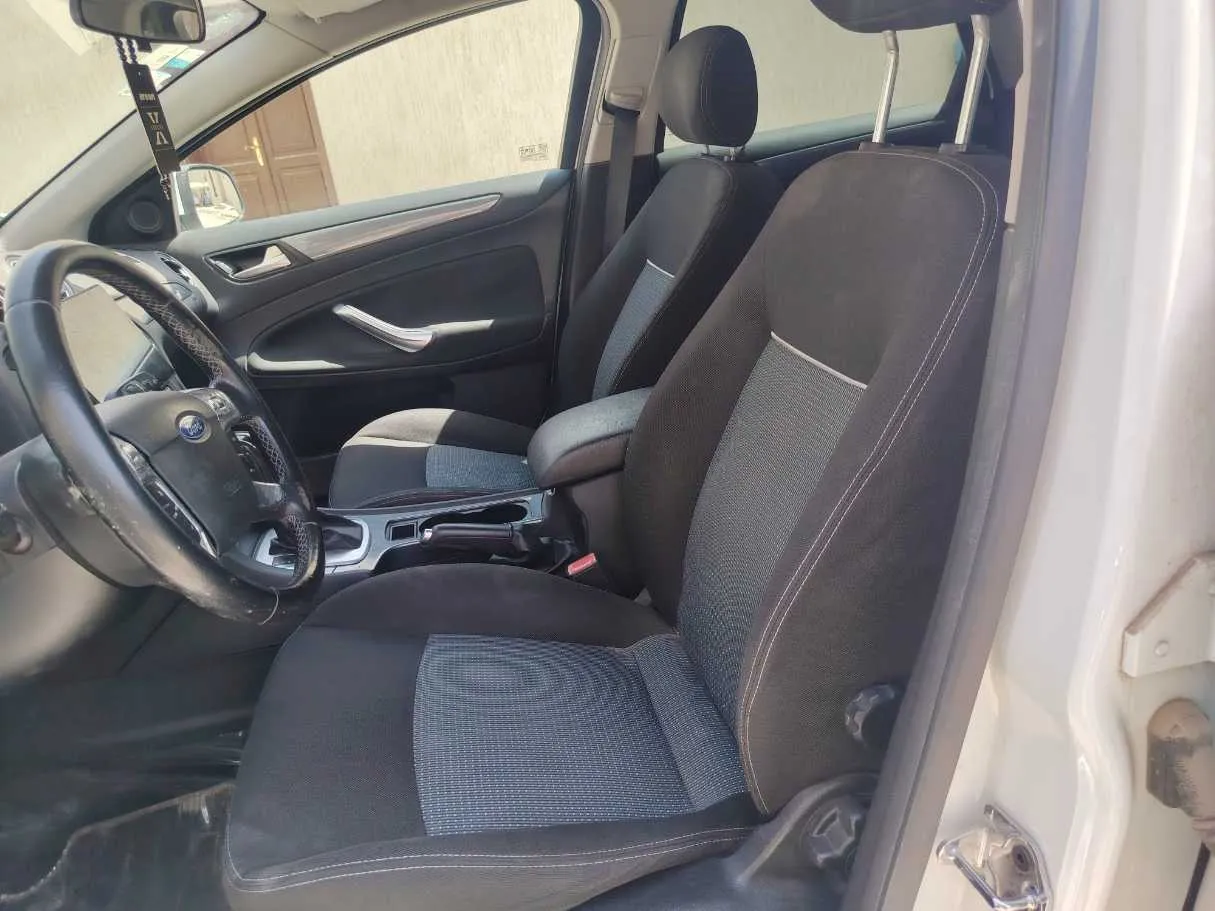 Car image 12