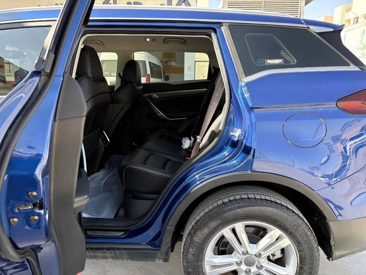 Car image 15