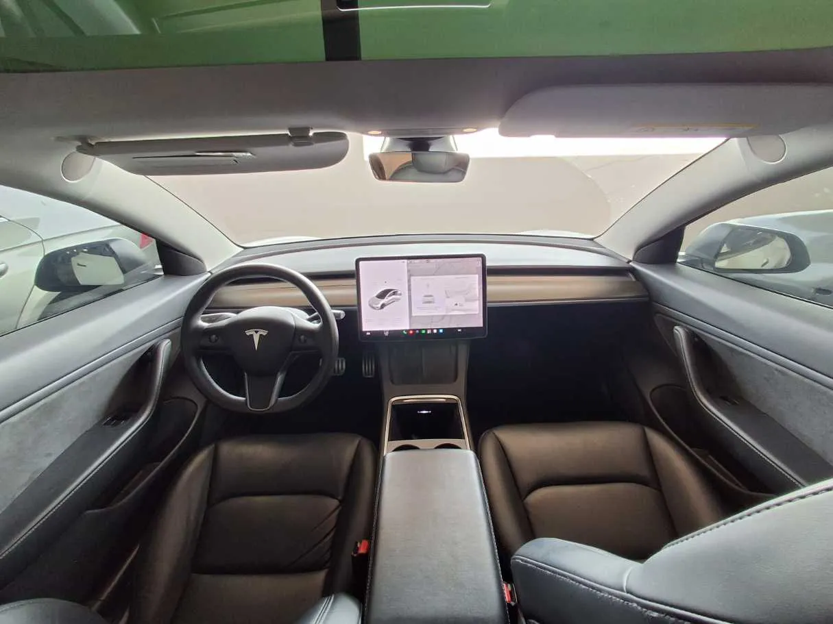 Car image 19