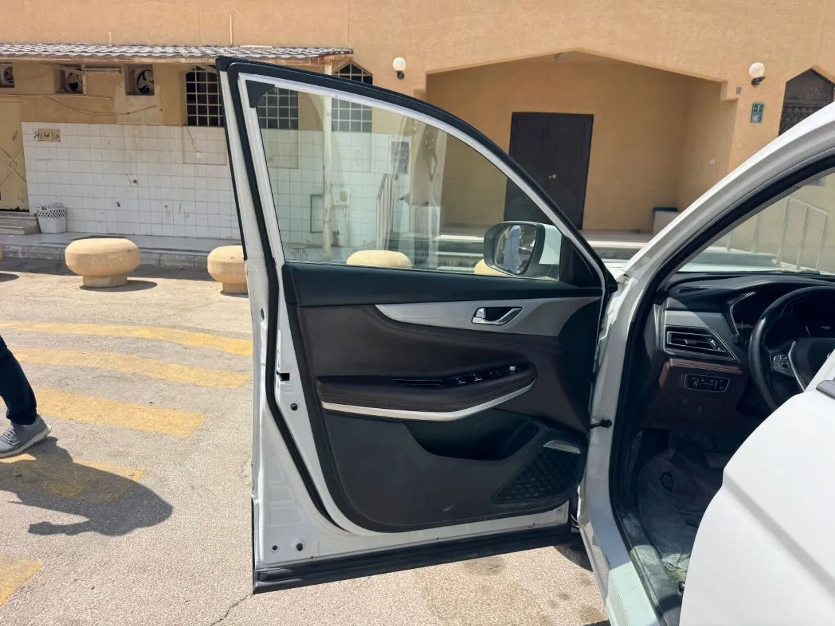 Car image 10