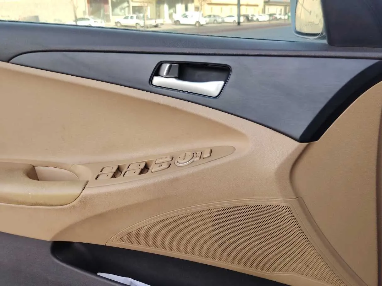 Car image 26