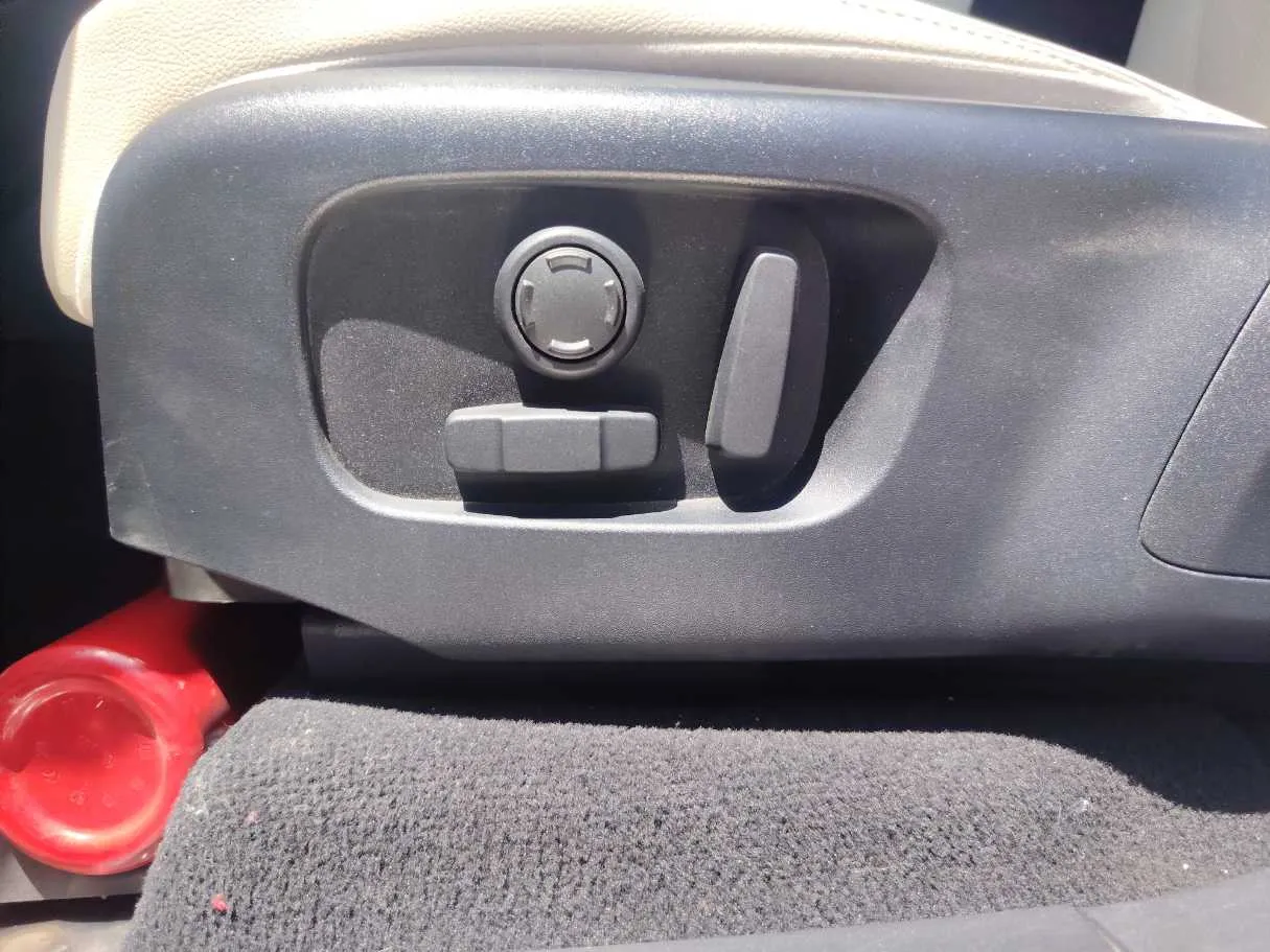 Car image 27