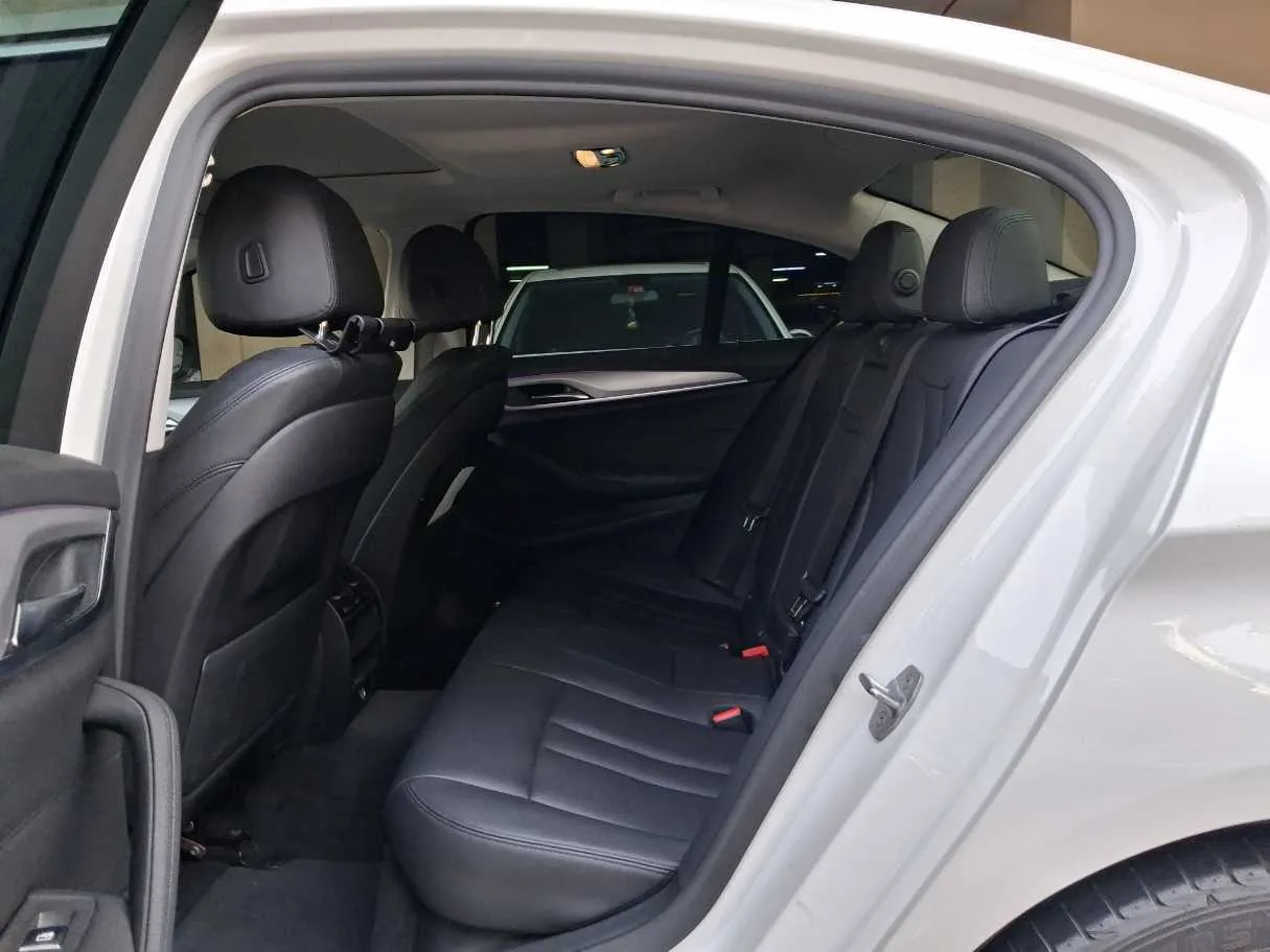 Car image 13