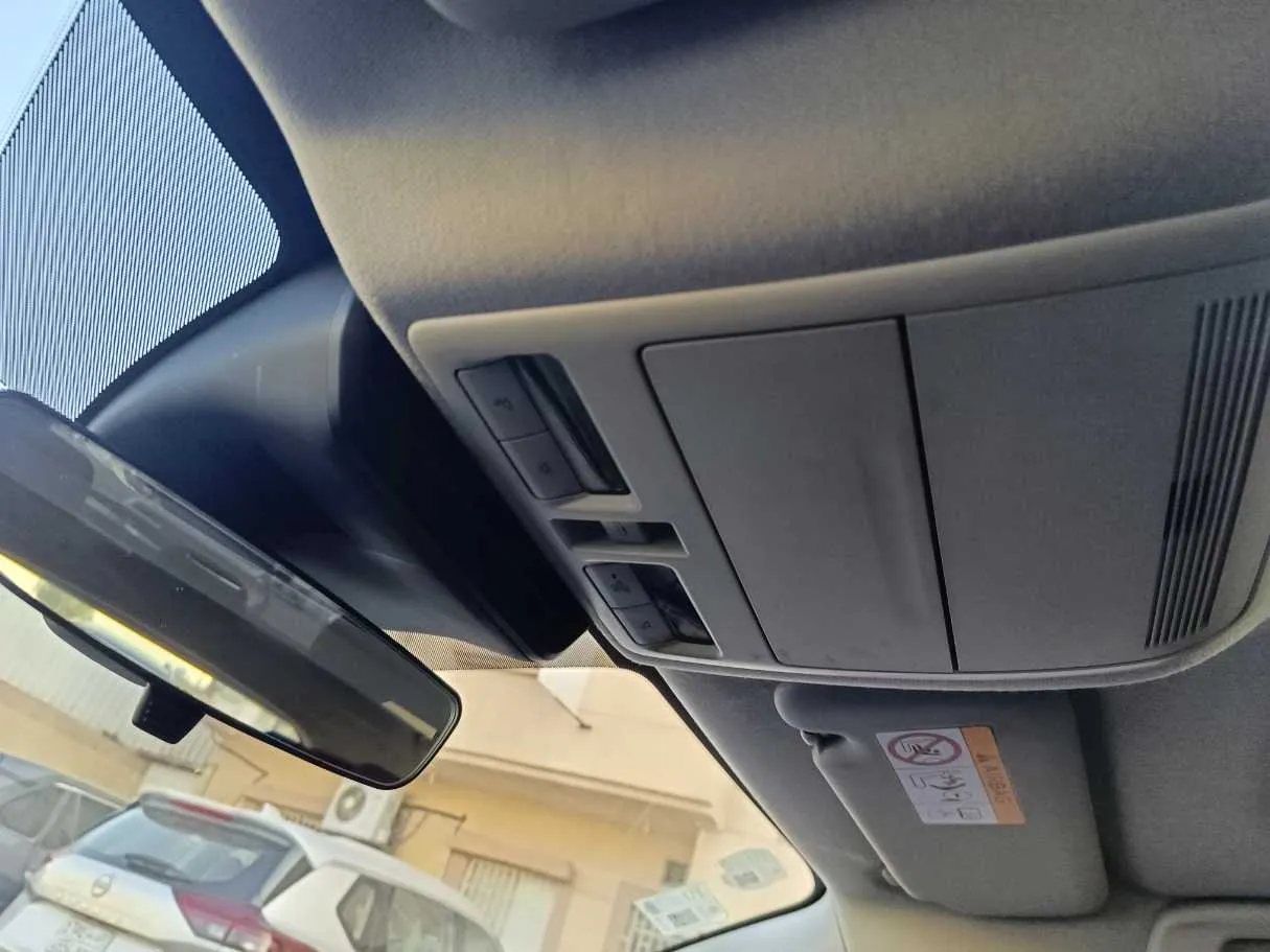 Car image 25