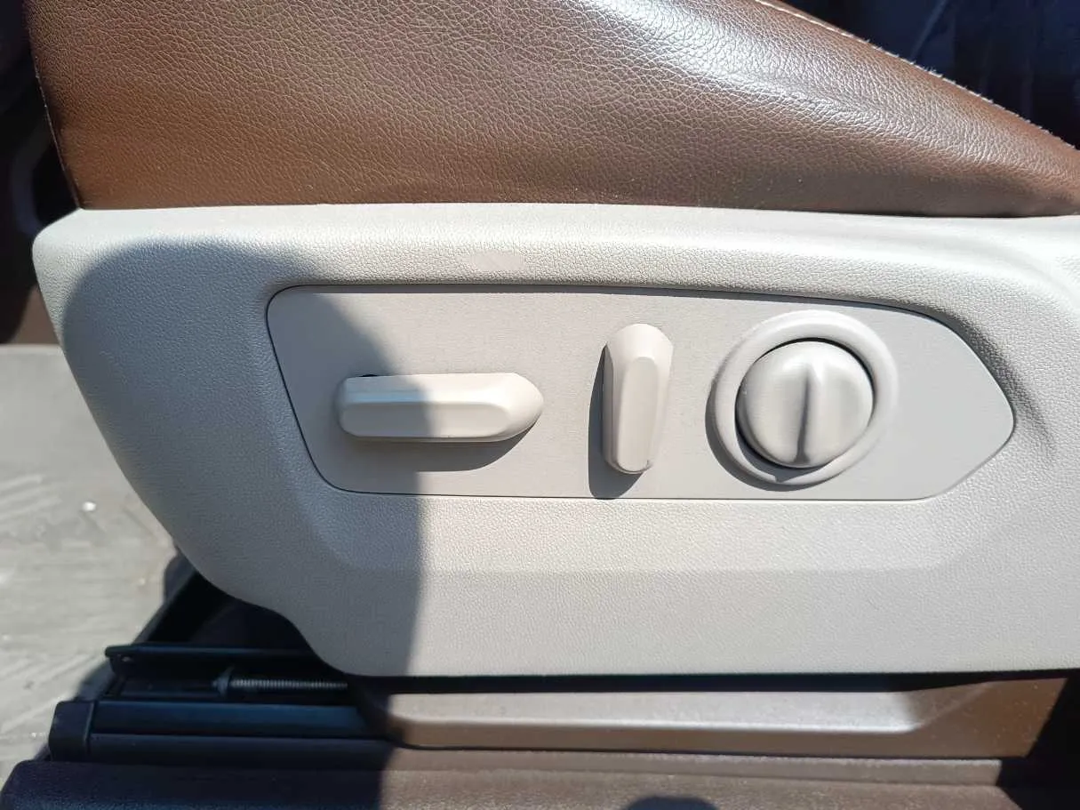 Car image 36