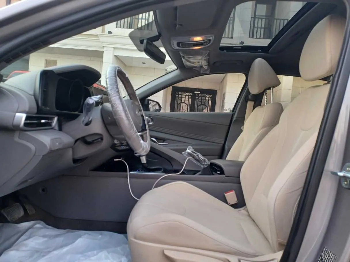 Car image 12