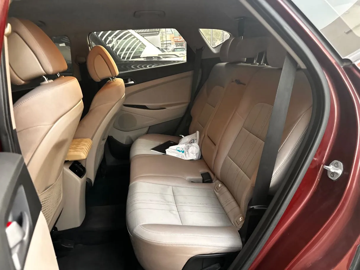 Car image 14