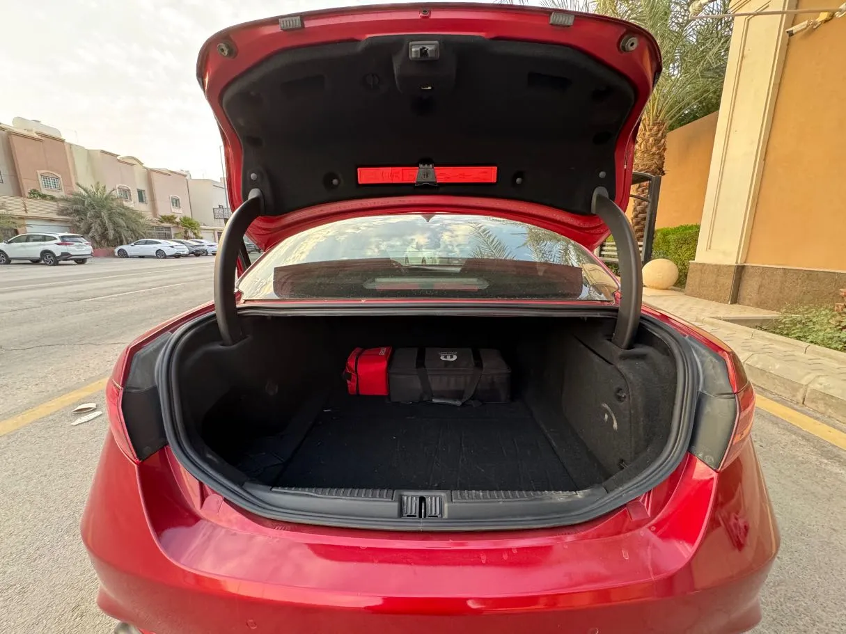 Car image 19