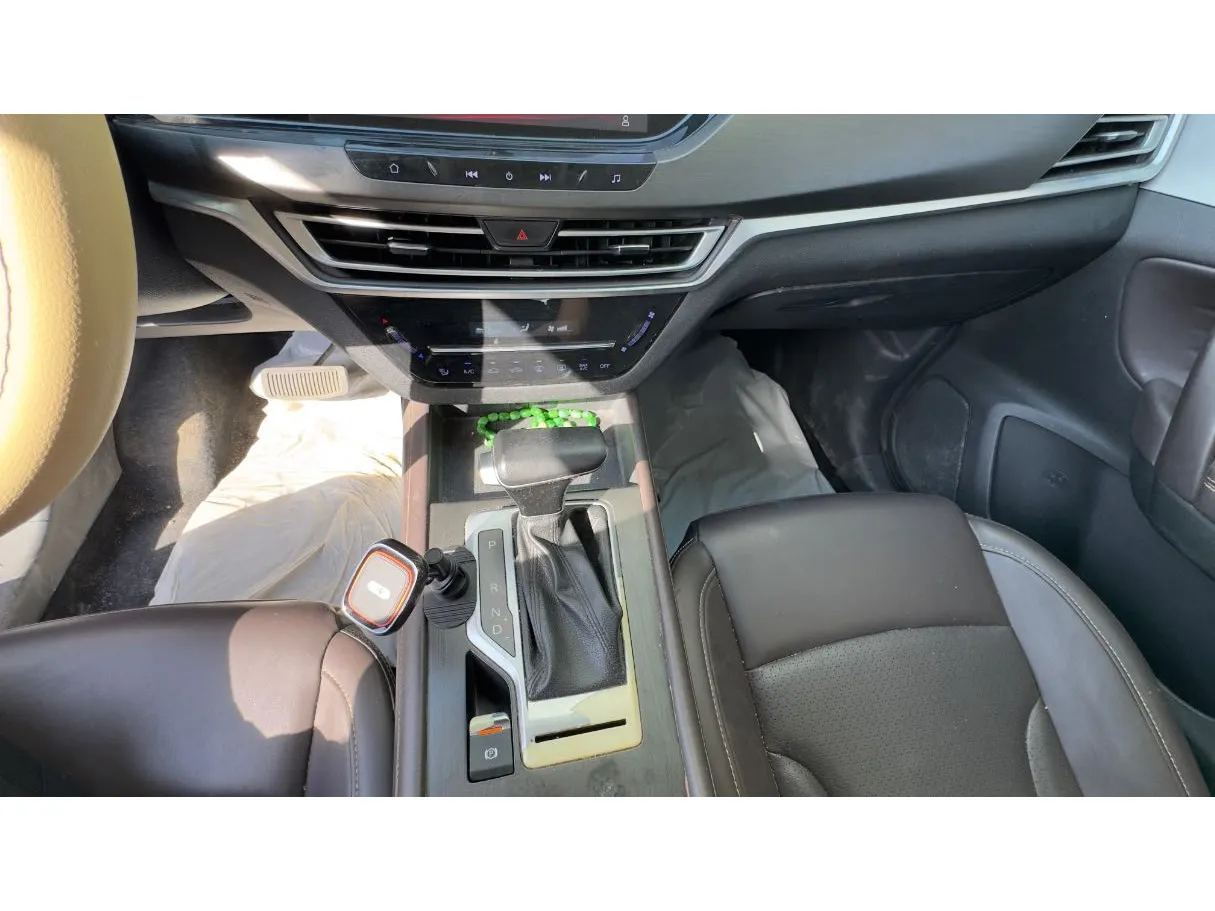 Car image 14