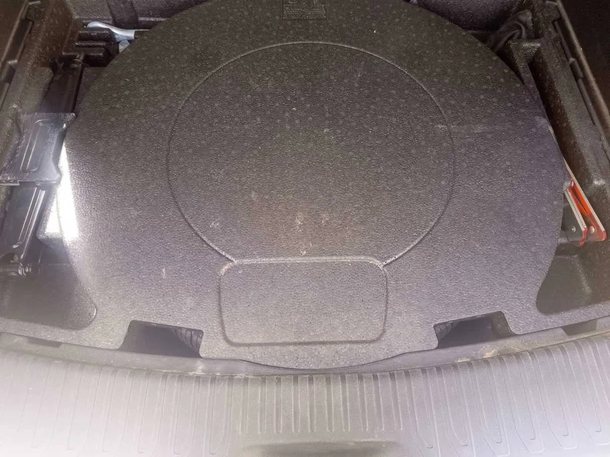 Car image 26