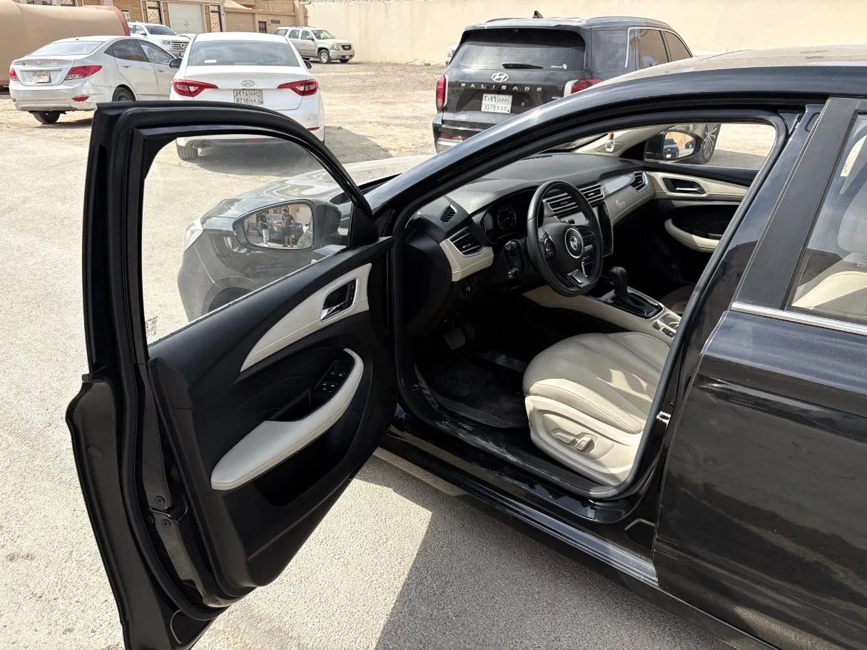 Car image 11