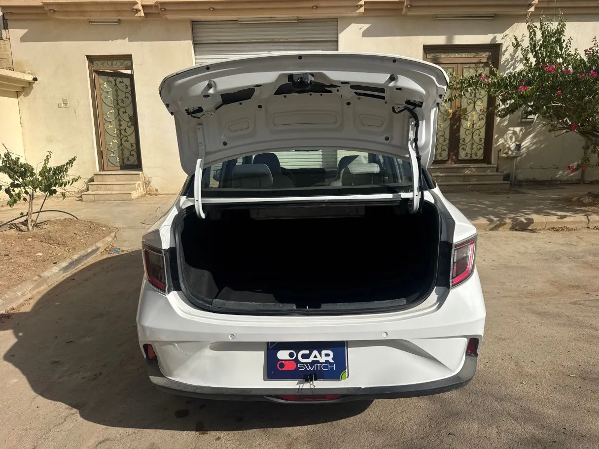 Car image 19