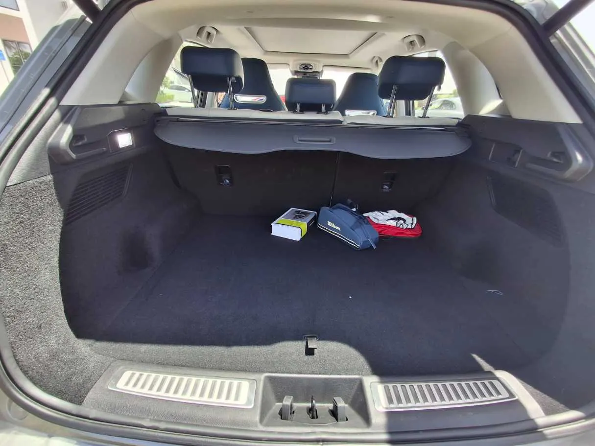 Car image 19