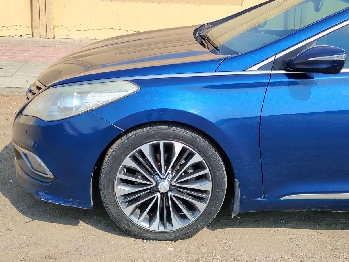 Car image 9