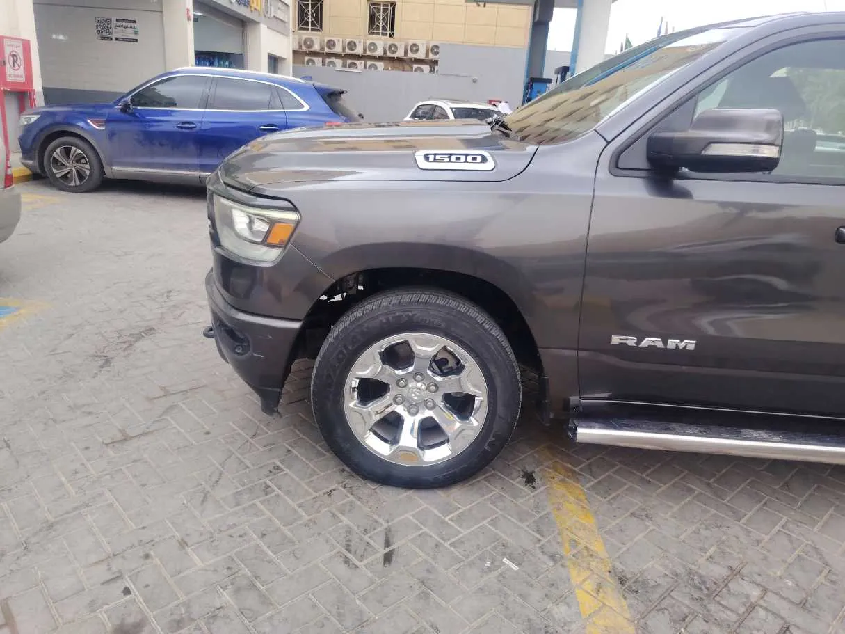 Car image 9