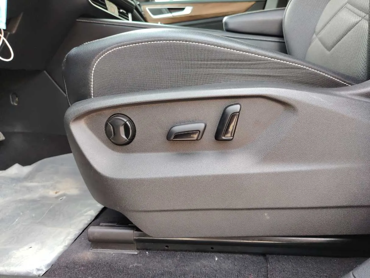 Car image 29