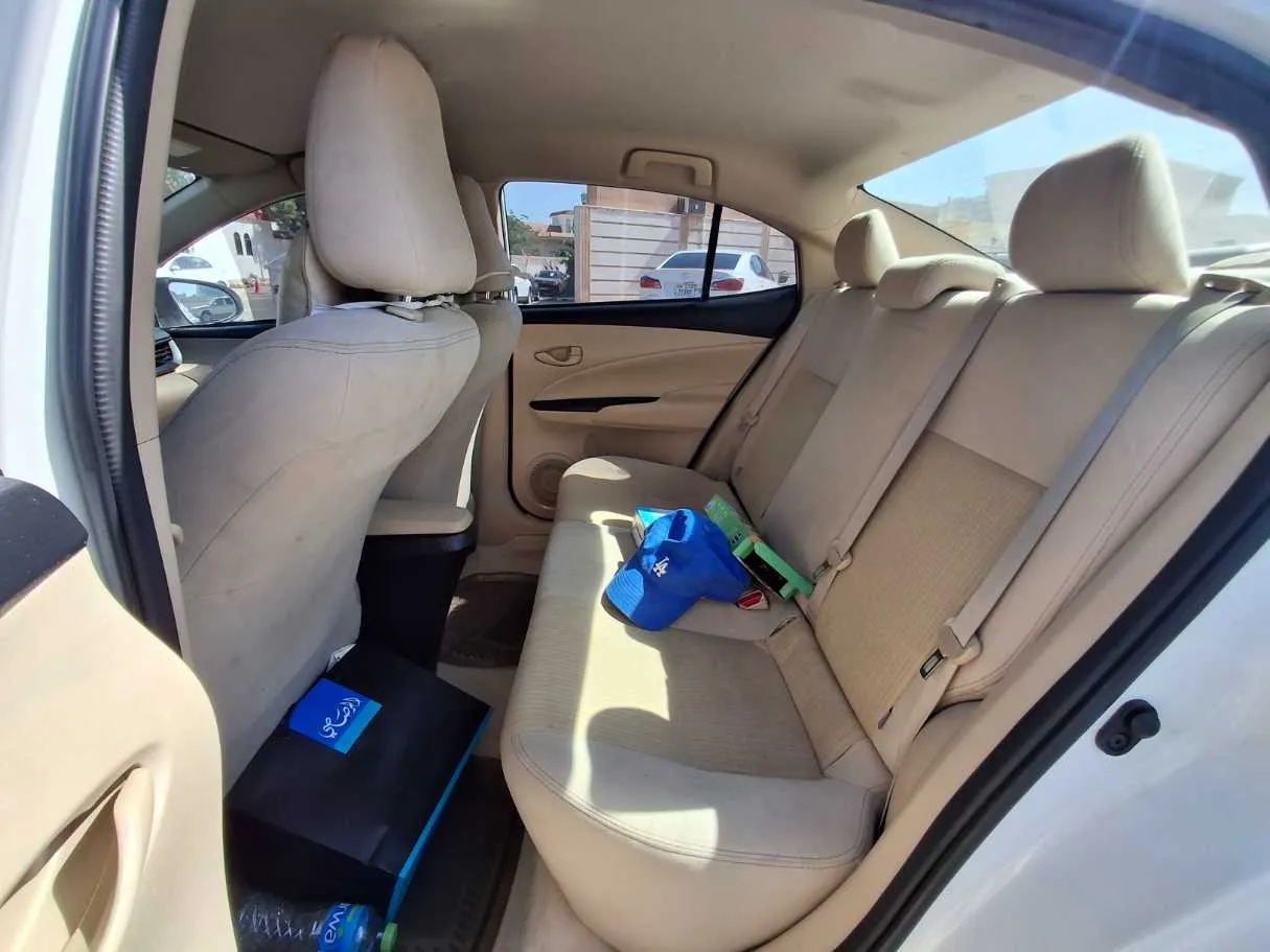 Car image 13