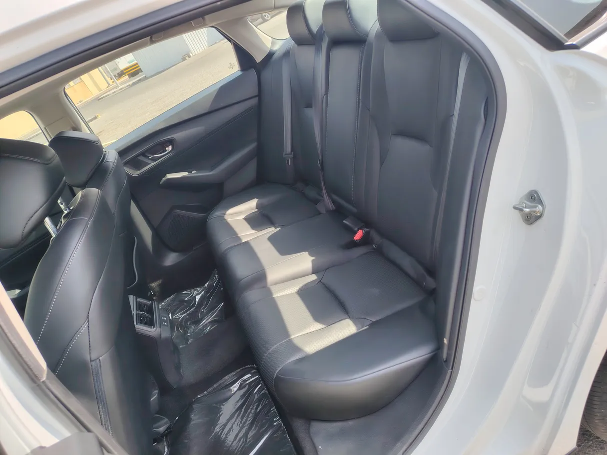 Car image 16