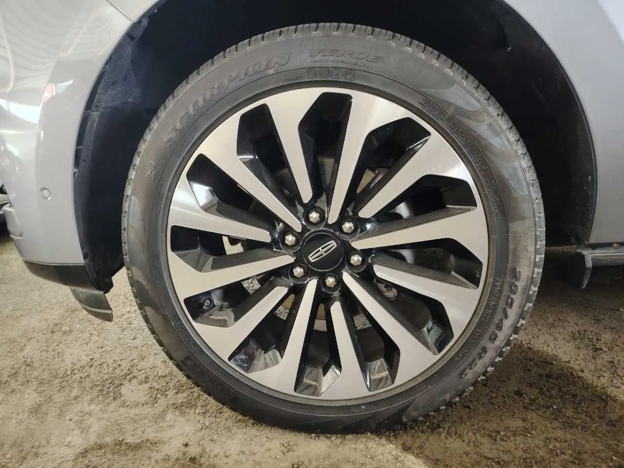 Car image 9
