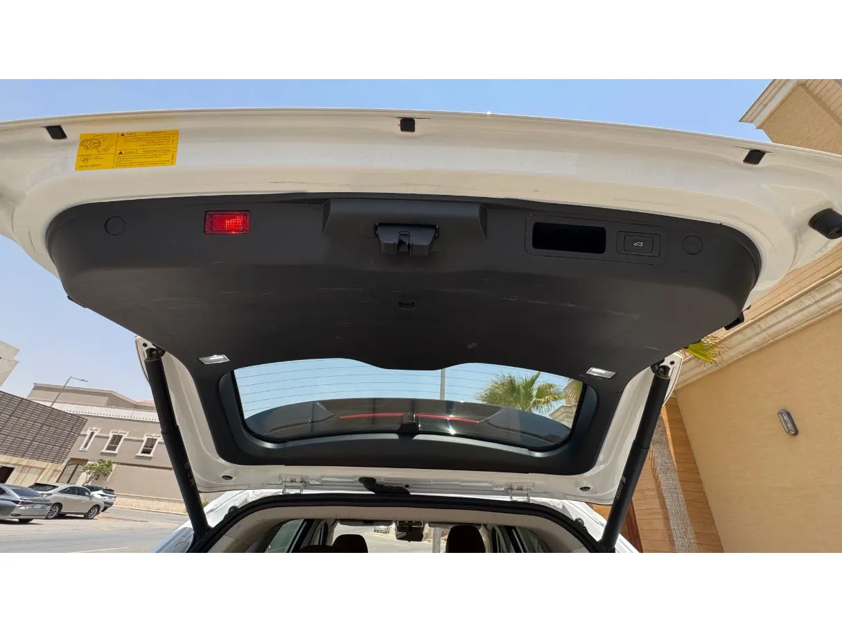Car image 25