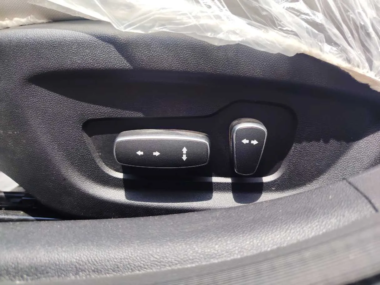 Car image 28