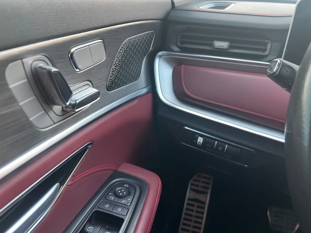 Car image 25