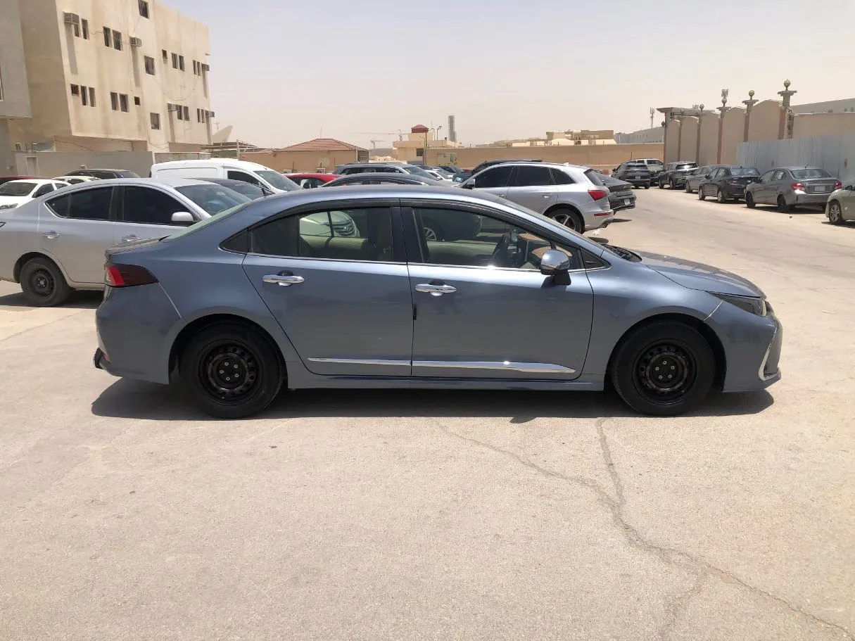 Car image 4