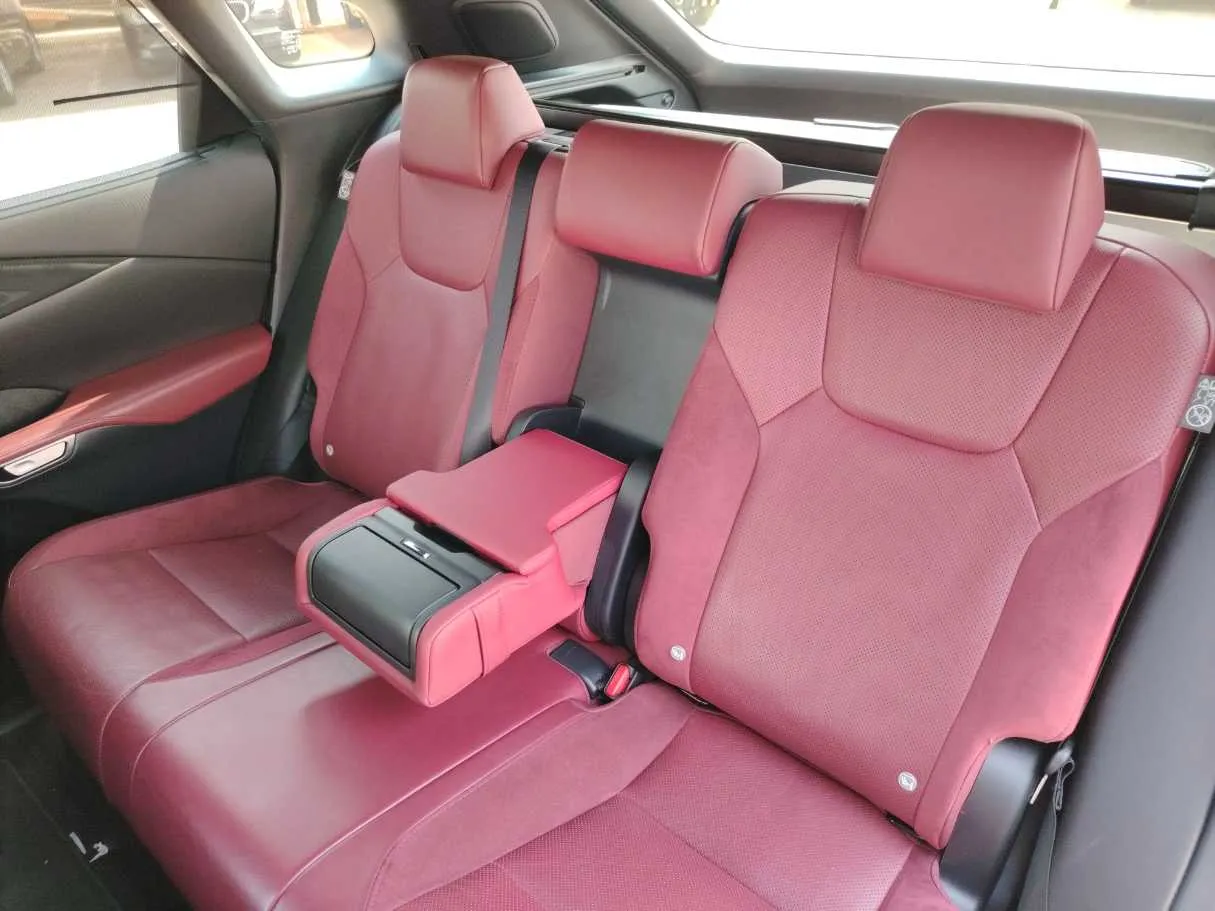 Car image 16