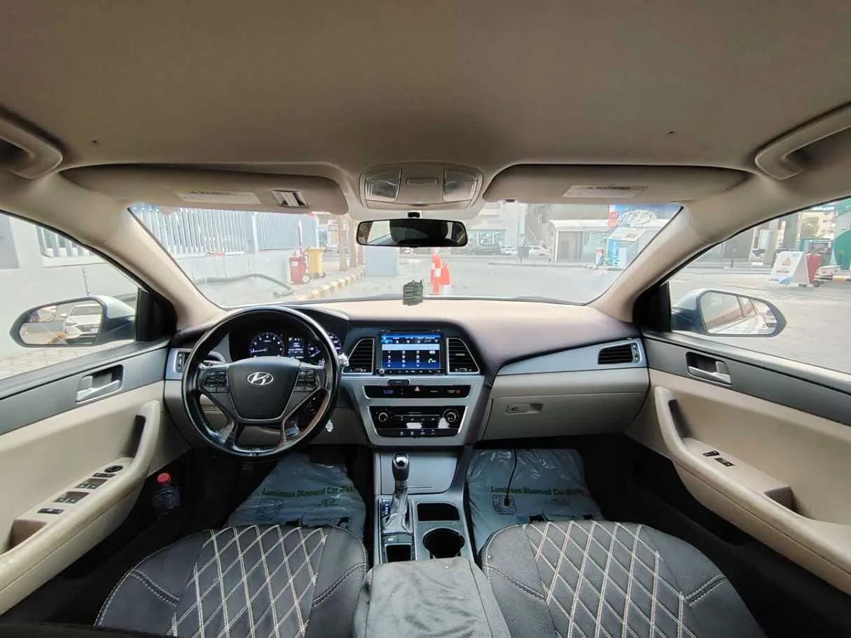 Car image 18