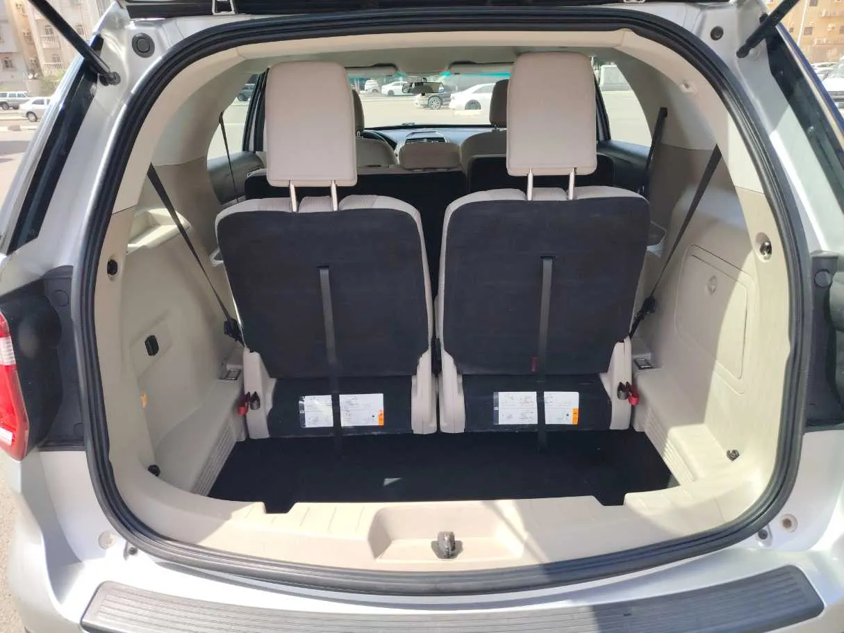 Car image 26
