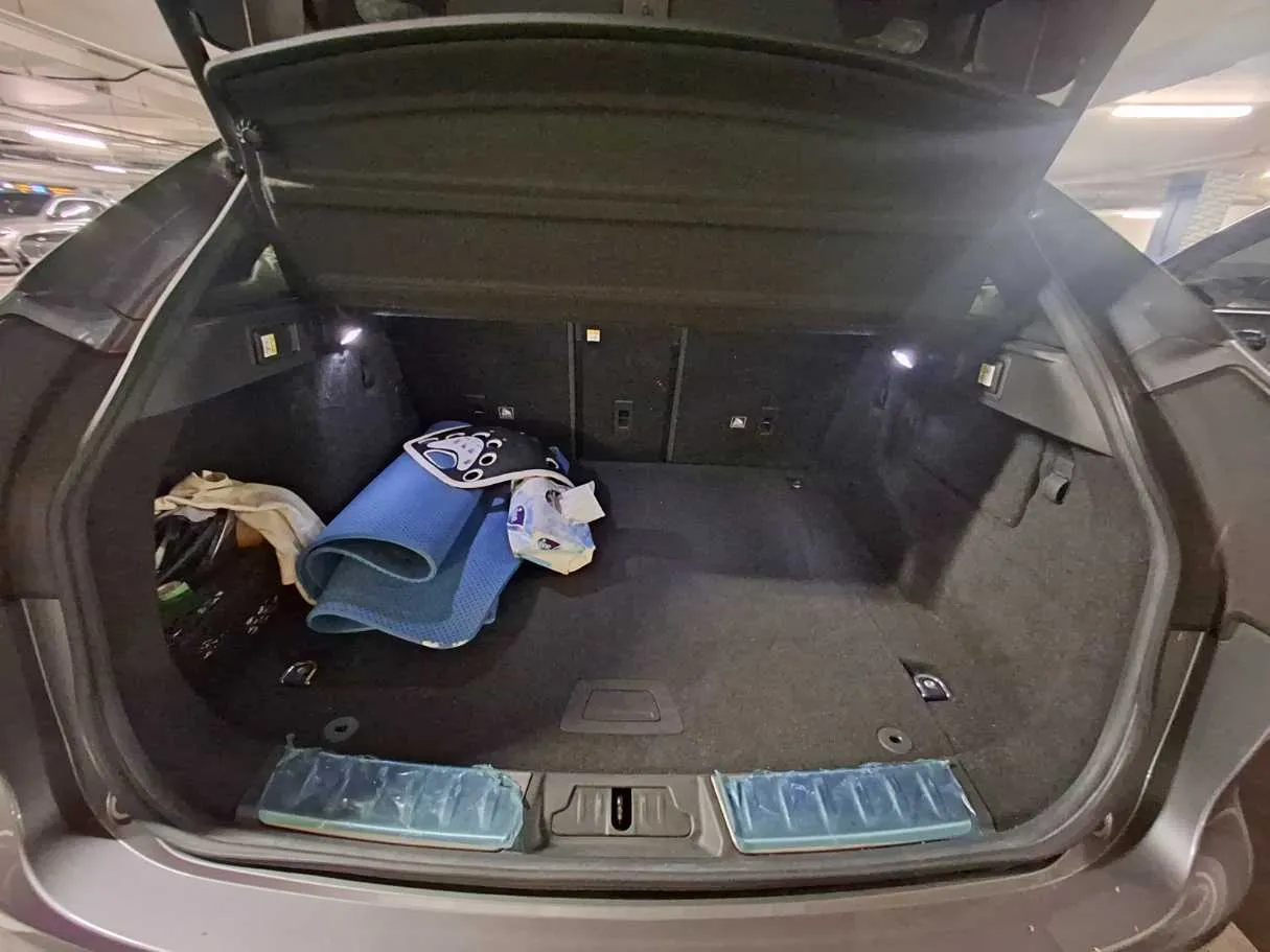 Car image 19