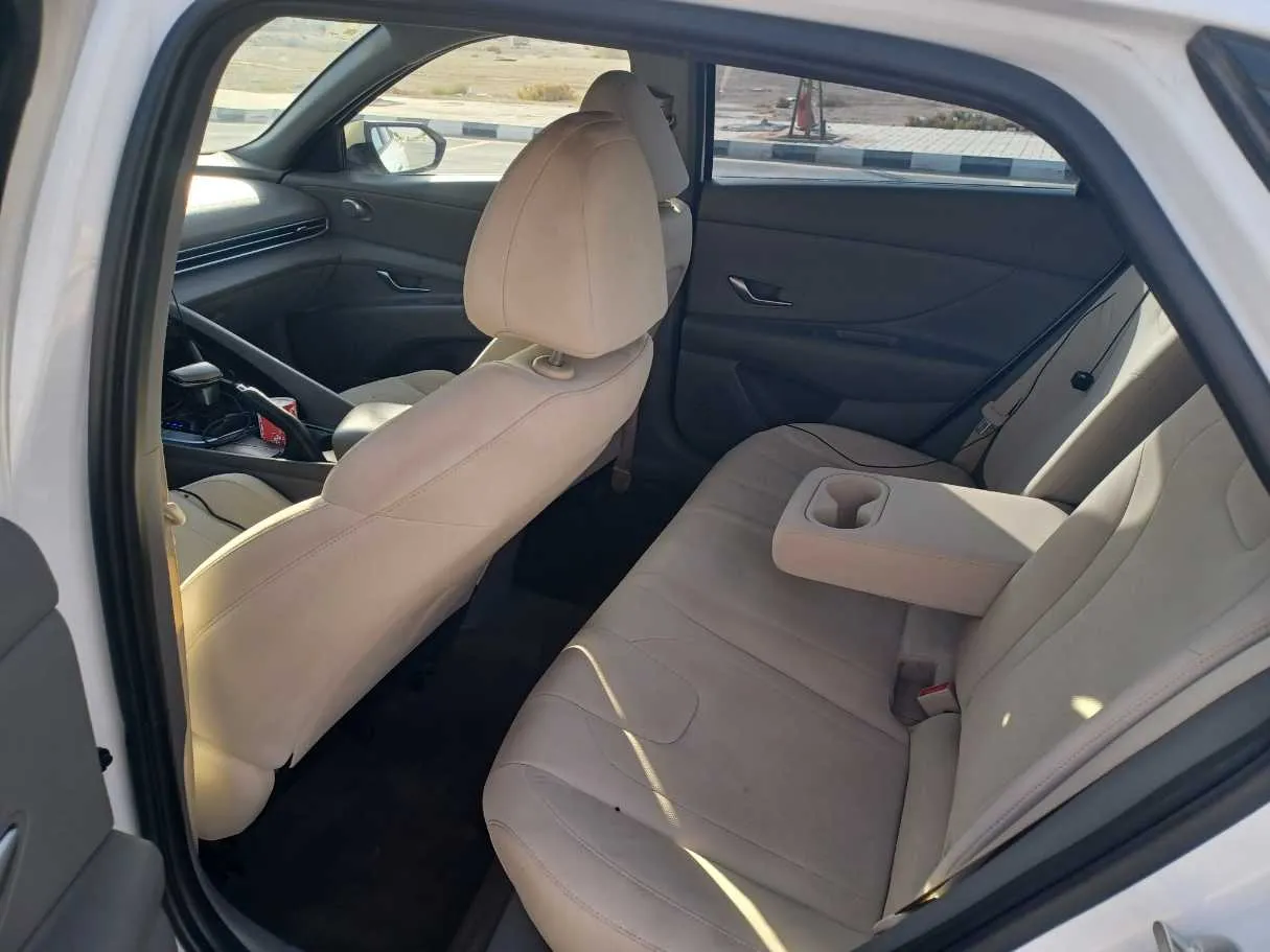Car image 14