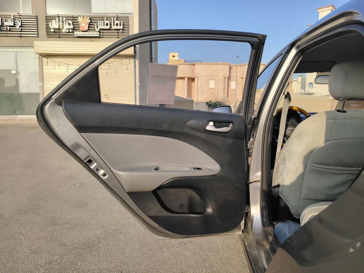 Car image 14
