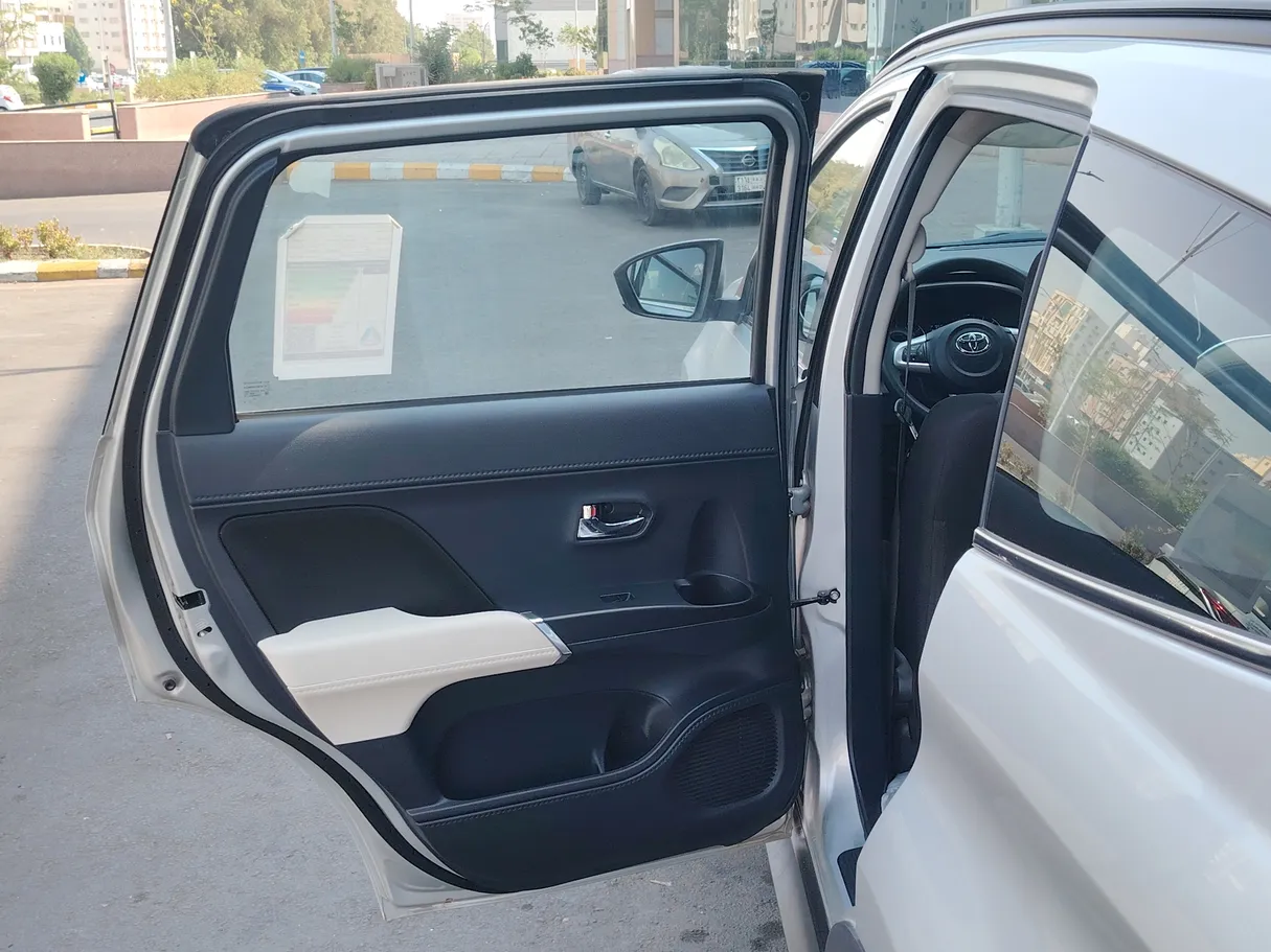 Car image 14