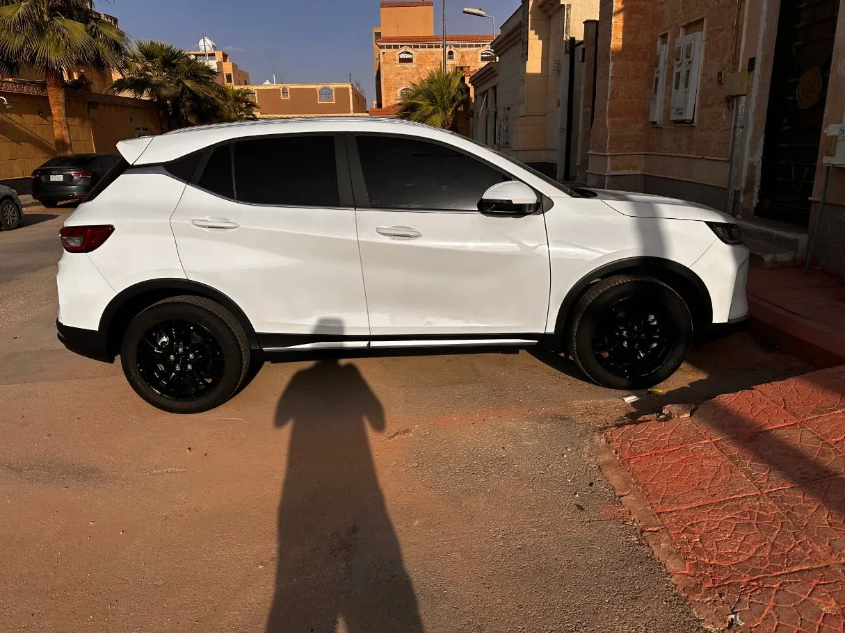 Car image 4
