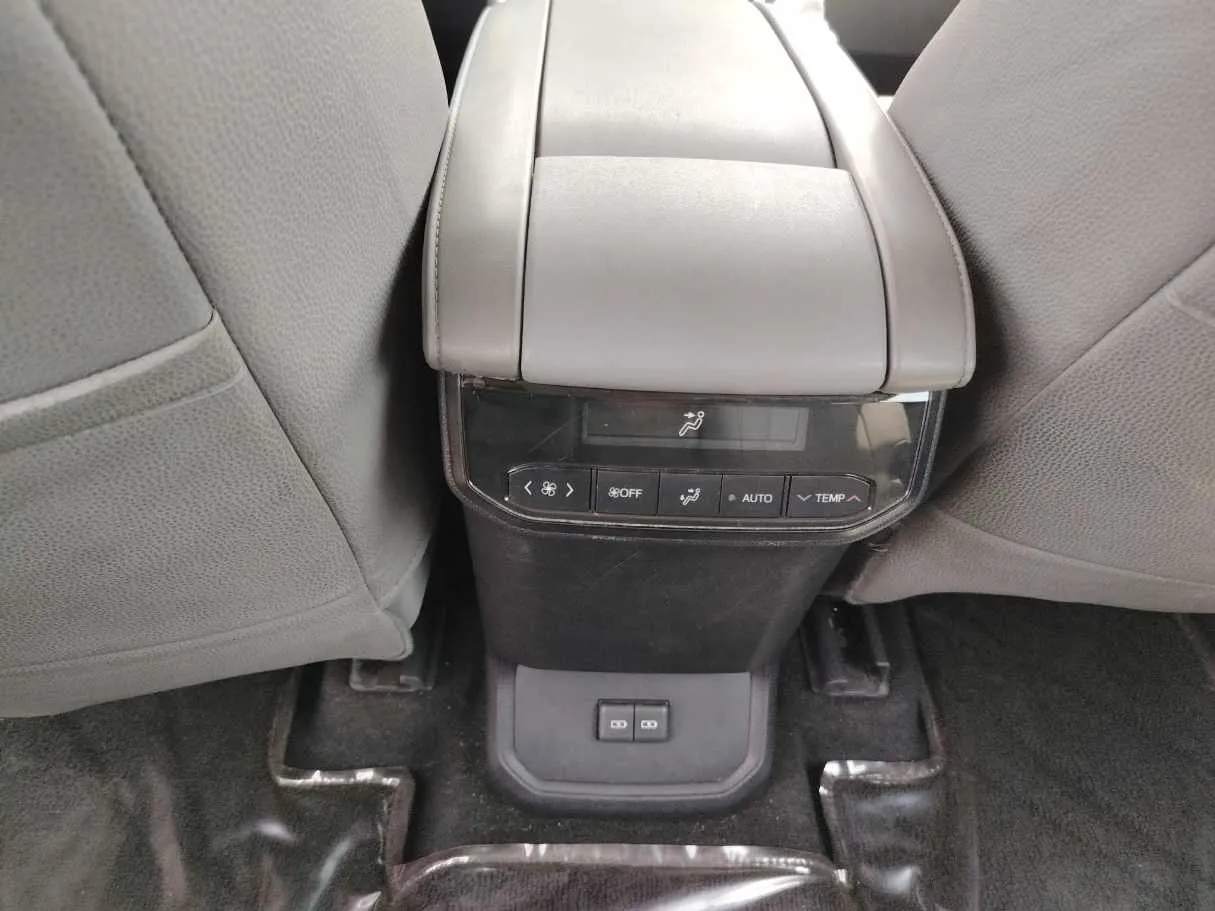 Car image 35